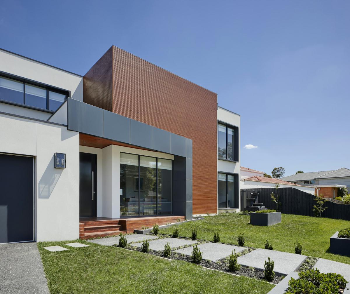Modern house facade design combining white render, timber cladding and glass Modern house facade design combining white render, timber cladding and glass